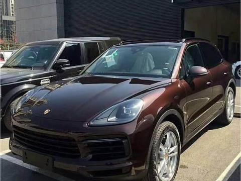 偶遇18款保时捷卡宴，网友：这个内饰众泰再花十年也仿不出！