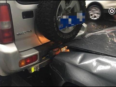 大众车追尾带拖车钩的越野车，车损严重，交警：大众全责