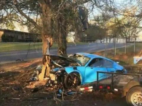 保时捷911 GT3RS撞树 现场惨不忍睹