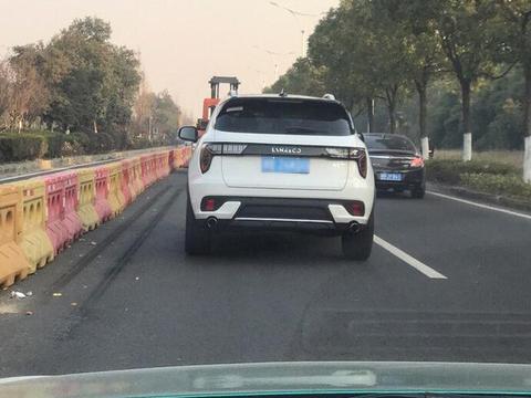 上班路上偶遇领克01，终于明白为什么说没见过实车你就不能说它丑