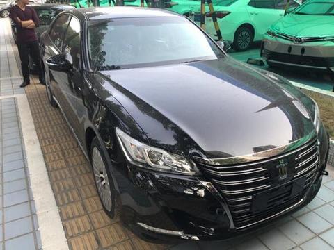 18款丰田皇冠实拍，毫无诚意的一汽，最大的变化竟是两个排气管