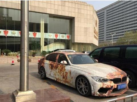 这辆宝马3系怎么了，车主竟如此狠心对待它