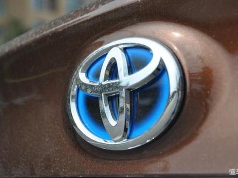 有点炸！当死忠德系的90后情侣，开上第八代凯美瑞！