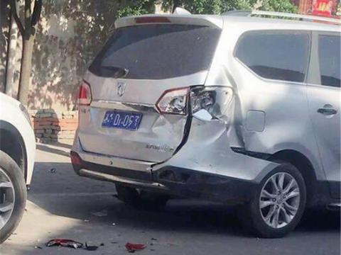 宝马X5追尾宝骏730，这差距让宝马车主崩溃，没有对比就没有伤害