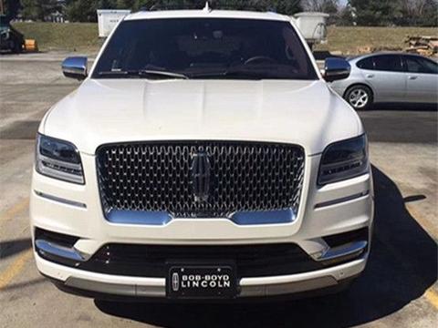 2018款林肯领航员长轴：豪华大气的路上游艇登陆港口