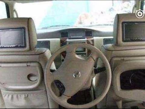 丰田霸道经过收费站,收费人员见前排没人,打开后窗,彻底懵了