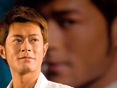 他开着1亿7000万的定制版劳斯莱斯，捐款3亿却演了一辈子的傻子