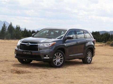 丰田这次厚道了，全新汉兰达实车更美，不足24万起不输途昂！