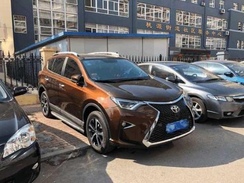 街头偶遇特别版RAV4荣放，网友：这是我见过最美的RAV4！