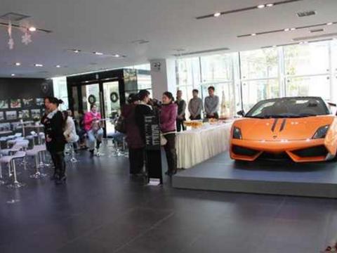 7岁小孩靠在兰博基尼上被店员呵斥，家长一句话让店员追悔莫及