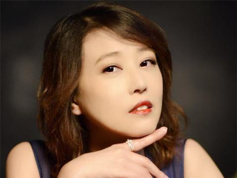 杨幂、刘亦菲的眼睛，都输这位近视1200度女星，今坐保时捷美如仙