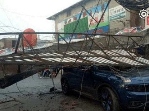 领克01被两吨重钢管砸中，车主：我不但活着，我还能发自拍呢