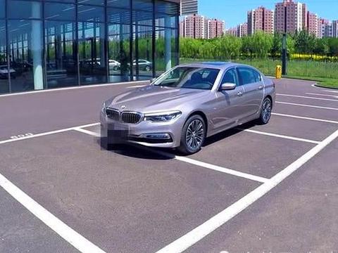 售价6万多家自动头灯用7座MPV，空间超宝骏730，全系盘刹