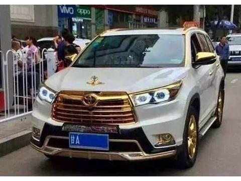 男子花二十万装饰汉兰达，网友大呼有钱人的世界真难懂