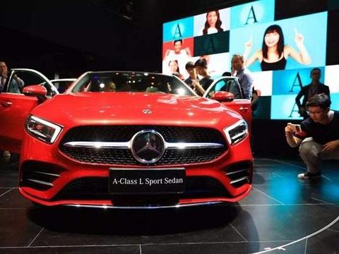 奔驰新一代A级终于登场！颜值远超宝马1系，内饰达40万级别！