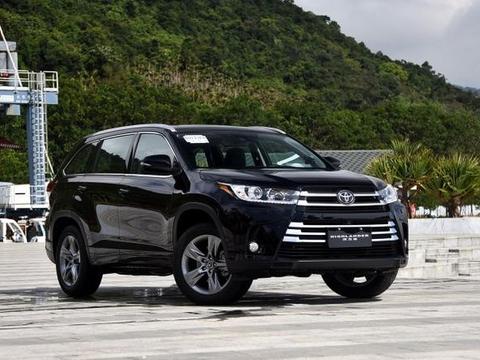 新款的汉兰达则显得更加的傲娇，作为对手的锐界和途观L都没脾气