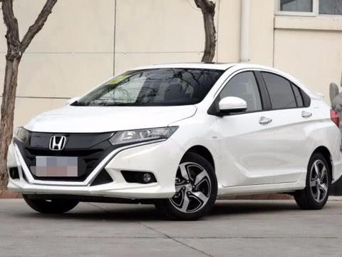 它被卡罗拉逼急了，直降2万，8万，油耗5.5L！