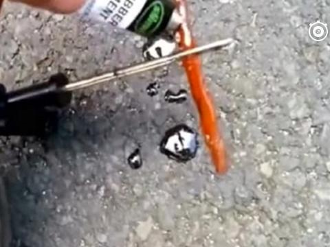 汽车轮胎被扎了怎么办?一根辣条就搞定