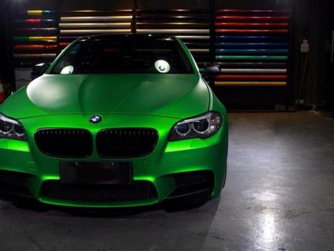 宝马5系宝强绿改色贴膜加装M5大包围效果图