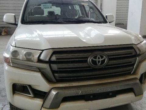 中东版兰德酷路泽4000能够应付野外各种复杂的路况