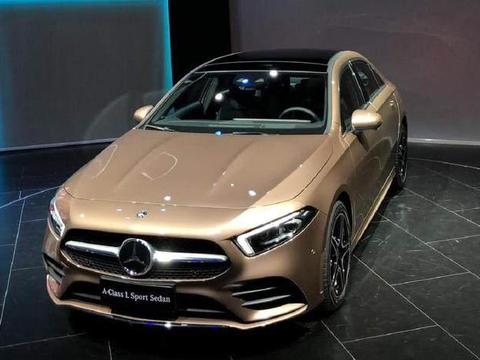 2018北京车展上，奔驰A级三厢版在国内首发