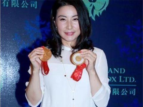 结婚时成龙、刘德华捧场，今身价千亿住3000方豪宅，座驾仅7万！