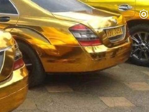 非洲土豪黄金车队出行，还有直升机护行，用150万黄金手机