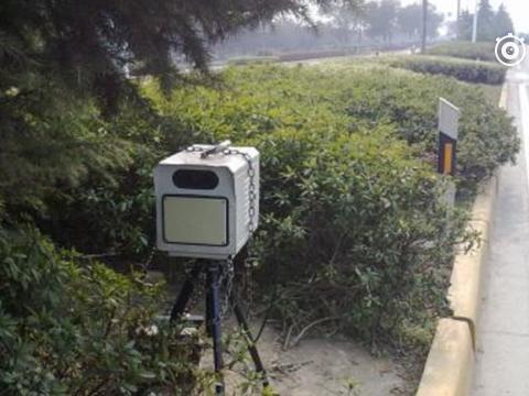 高速路上的监控器和测速仪，一般都“躲在”什么地方？