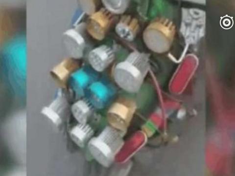 老大爷对付远光灯，将电动车改装成这样，网友：太闪了