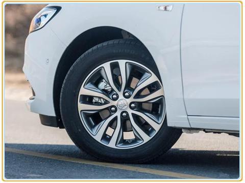 为赢卡罗拉别克拼了！这神车再降2万，四轮独悬油耗5.1，仅8.8万