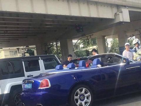 劳斯莱斯幻影敞篷被开罚单，下车的人这么眼熟