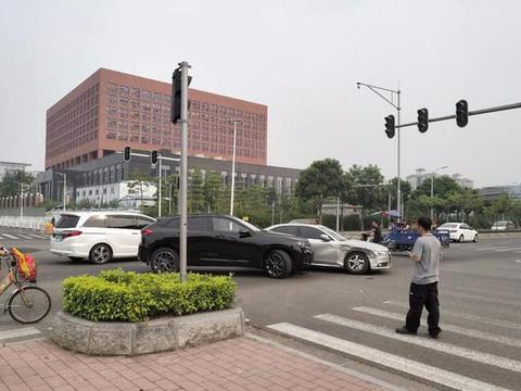 长城魏派VV7路口怒怼奥迪A4，奥迪车主下车后一脸懵逼：断轴了！