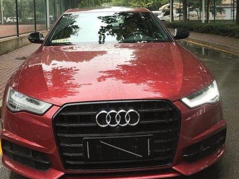 偶遇红色“奥迪A6L”，看着这么别扭，总感觉哪不对劲