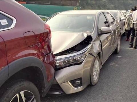 丰田卡罗拉高速追尾比亚迪唐，国产车和日系车的差距已经很明显了