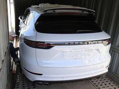 首台18款保时捷卡宴抵达国内，这个内饰众泰花30年都模仿不出