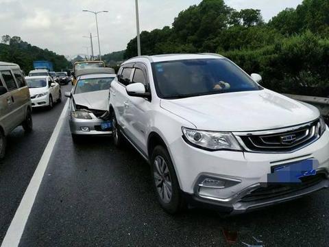 吉利博越高速被前后夹击，这质量和日系车形成了鲜明的对比