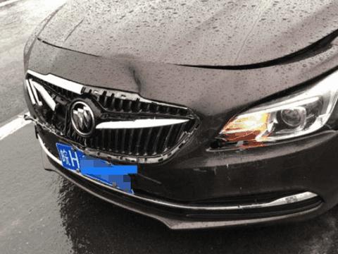 别克君越高速路上追尾天籁 网友: 最安全的日系车也不过如此