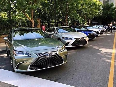 偶遇全新一代雷克萨斯ES，气场媲美LS级，停在凯美瑞旁略显尴尬