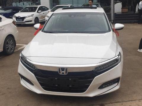 提白色十代雅阁，颜值甩奥迪a4L十条街，车主：朋友想找我买机油