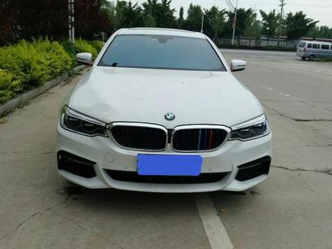 小伙花55万元买辆宝马530：在杯架上放置罐装饮料，过坎时后悔了