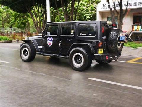 街头偶遇一辆45万牧马人，看到车牌那一刻，才知其霸气！