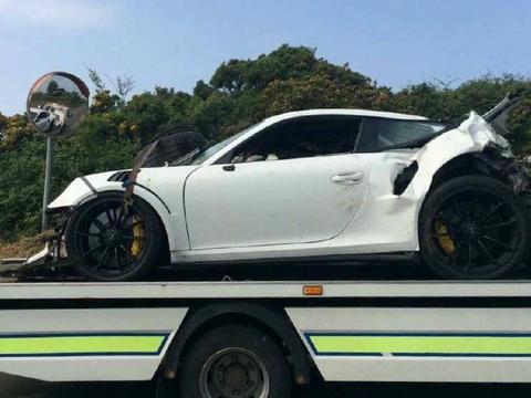 又撞一辆，保时捷911GT3RS撞的底朝天，发动机都掉出来