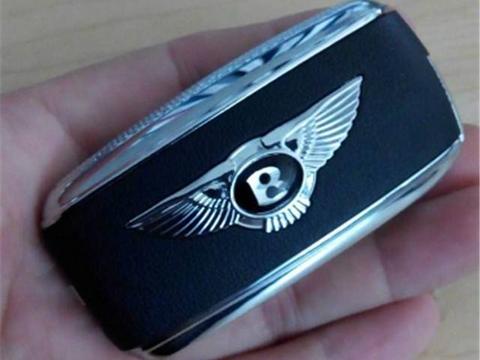 江苏偶遇一辆500万宾利，看到车牌时，没想到比88888还霸气！