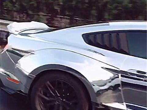 路上偶遇一辆40万福特野马，看到外观那一刻，网友直呼：真亮！