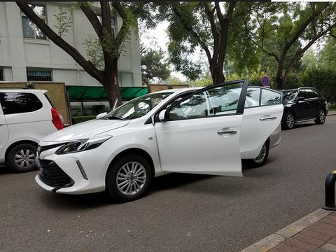 聪明人都不买捷达，这合资车从14万降到6万，油耗4毛，号称家轿王