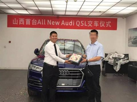 全新Q5的交车仪式在展厅举行