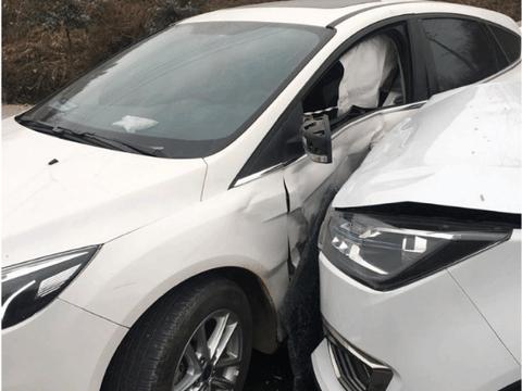 大年初二福克斯被众泰T300怒怼, 车主: 福克斯这质量救了全家人