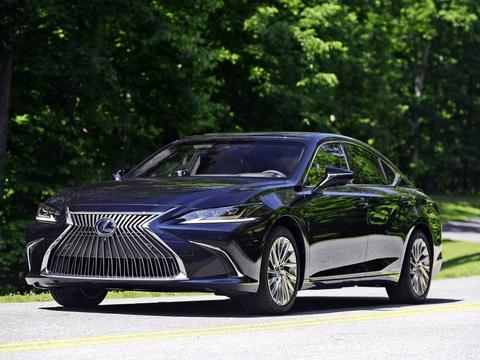 雷克萨斯也是“急”了，全新ES太帅，4.2L油耗今年七月上市