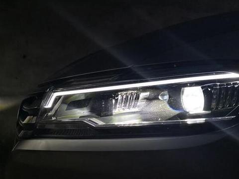 16万选择朗逸Plus！车灯一亮，气场不输迈腾，就知道钱没白花