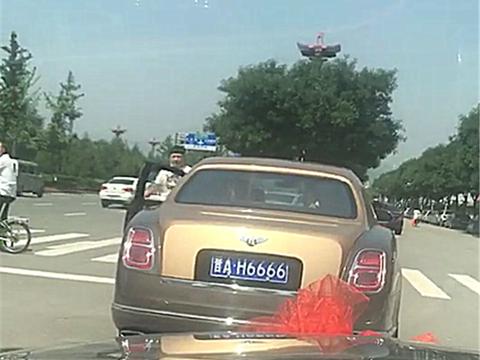 山西偶遇一辆688万宾利慕尚，看到车牌那一刻，后车主赶紧拍照！